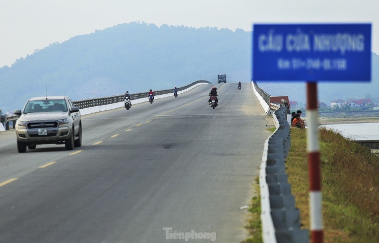 Bất an trên những cây cầu trăm tỷ đồng, cả chục năm 'chìm trong bóng tối' - 5