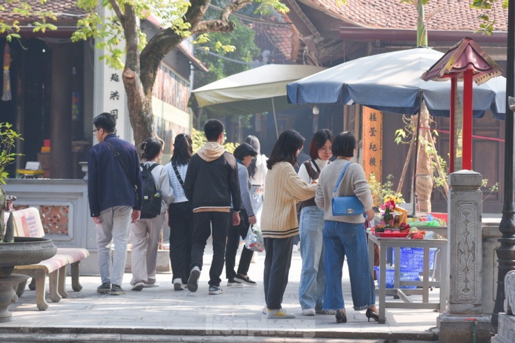 Cuối năm, giới trẻ đua nhau đi chùa cầu duyên &#39;thoát ế&#39; - 3