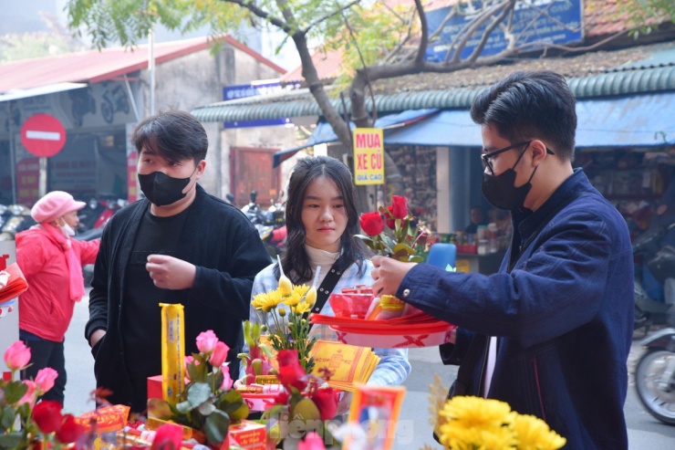 Cuối năm, giới trẻ đua nhau đi chùa cầu duyên &#39;thoát ế&#39; - 14