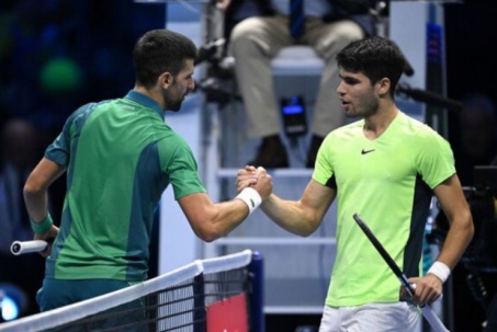 Djokovic và Alcaraz "tâng bốc nhau" sau trận giao đấu ở Saudi Arabia