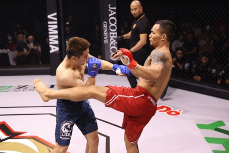 Đỉnh cao MMA Việt 2023: Quang Lộc đấm "như giã gạo", knock-out Lý Tiểu Long