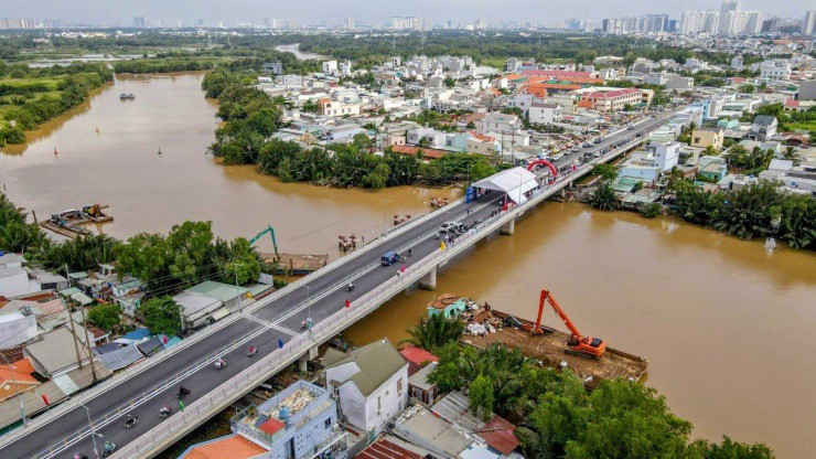 Nhìn lại cầu Long Kiểng cũ và mới.