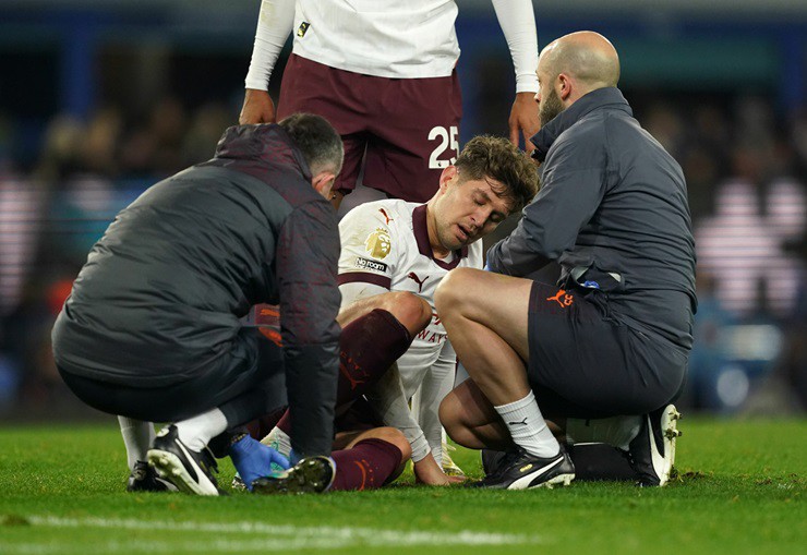 Stones buộc phải rời sân trong hiệp 1 vì chấn thương mắt cá chân
