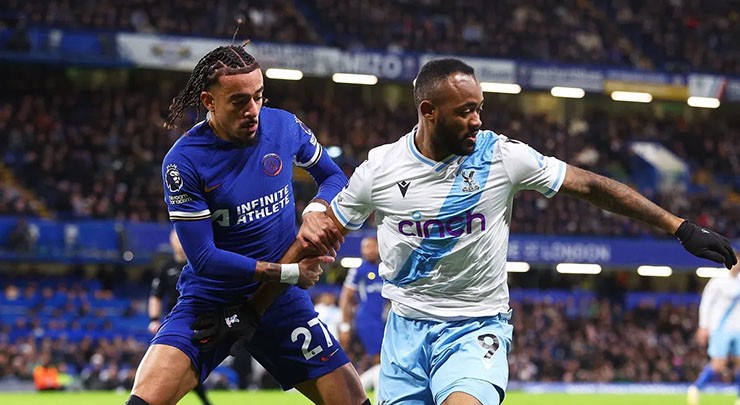 Chelsea (áo xanh) và Crystal Palace thi đấu quyết tâm