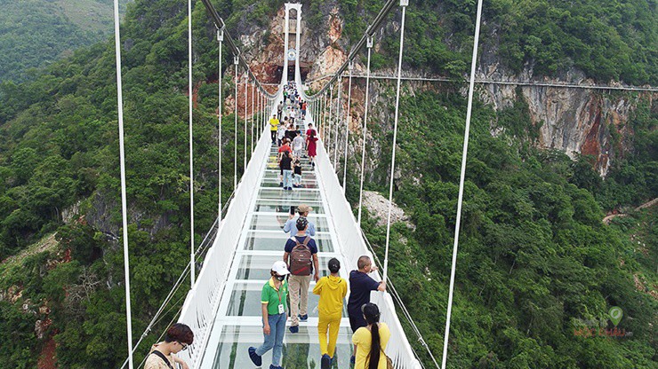 Nhiều du khách đổ đến cây cầu này để tham quan, ngắm cảnh, trải nghiệm đi bộ trên mặt kính.&nbsp;
