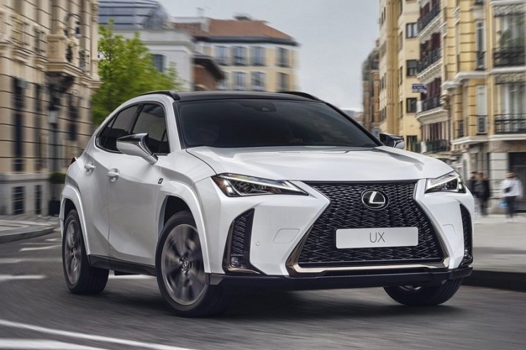 Mẫu xe sang Lexus UX “lai” có giá 35.540 USD (khoảng 867 triệu đồng). Ảnh: Carbuzz.