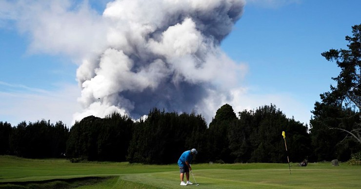 Tại sân golf núi lửa ở Hawaii, các đường lăn bóng chạy dọc theo vành miệng núi lửa Kilauea. Là một trong những ngọn núi lửa hoạt động mạnh nhất thế giới, vụ phun trào vào năm 2018 (trong ảnh) đã mang đến cho người chơi golf một khung cảnh tuyệt đẹp nhưng cũng vô cùng "thót tim".
