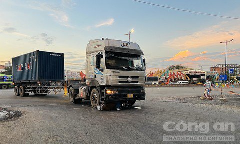 Xe container đang rẽ thì&nbsp;va chạm với xe máy.