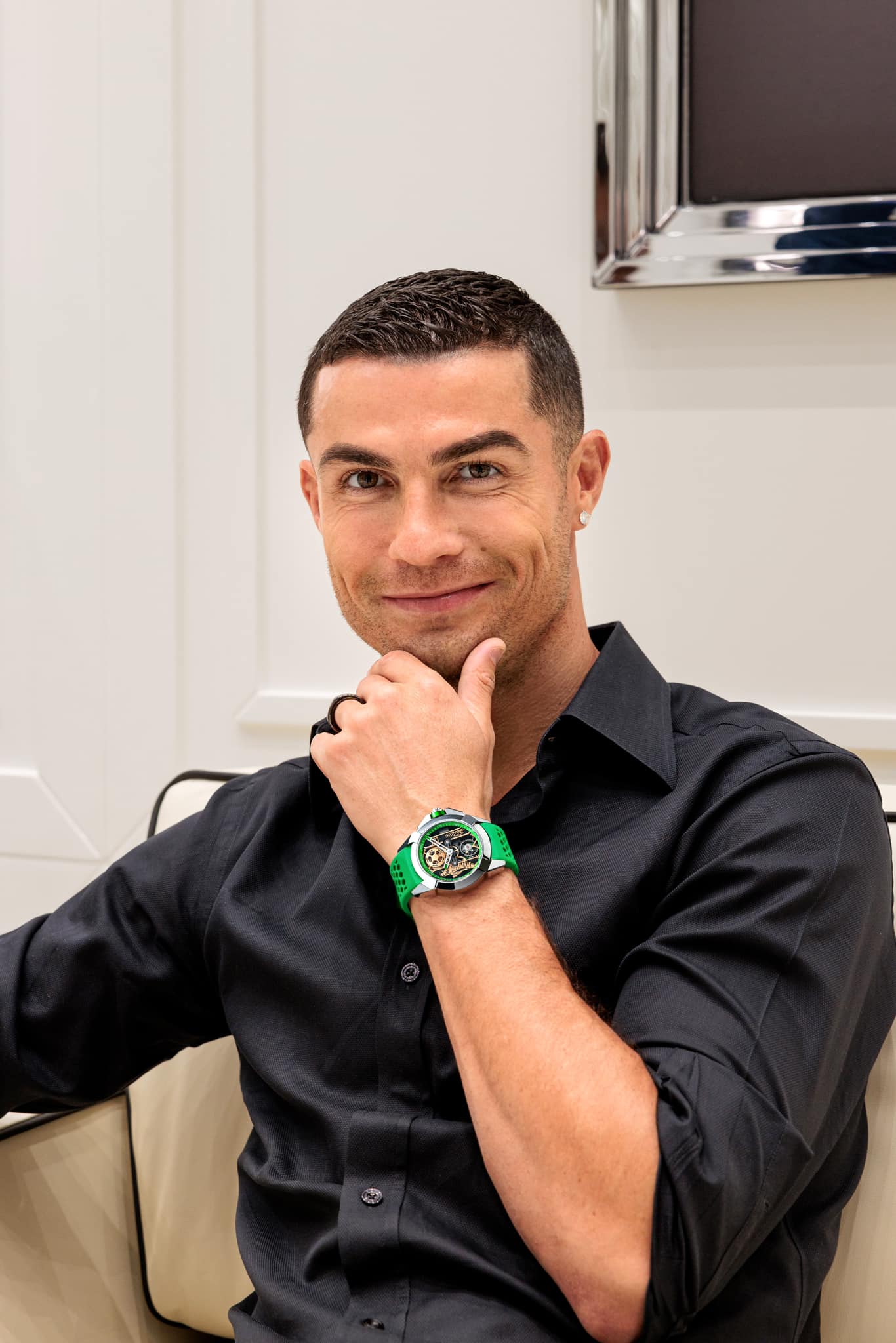 Cristiano Ronaldo nhận quảng cáo cho nhiều thương hiệu lớn.