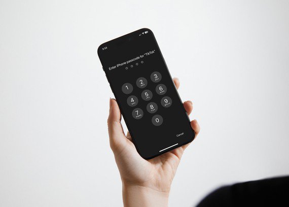 TikTok yêu cầu mật mã iPhone của người dùng để tiếp tục sử dụng. Ảnh: TIỂU MINH/Canva