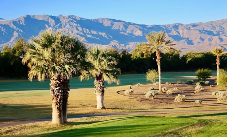 ​The Hot One – Sân golf Furnace Creek, California, Mỹ: Nằm ở Thung lũng Chết, nơi nhiệt độ có thể lên tới hơn 51°C vào cao điểm mùa hè nên lỗ golf này thực sự vô cùng khắc nghiệt. Tuy nhiên, nhiệt độ này vẫn được coi là lạnh so với nhiệt độ cao nhất từ trước đến nay trong khu vực xảy ra vào tháng 7 năm 1972, khi nhiệt độ mặt đất lên tới 93,9°C. Đây cũng là nhiệt độ cao nhất từng được ghi nhận trên trái đất.
