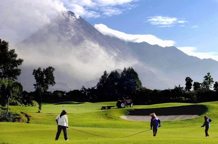 The Volcanic One – Câu lạc bộ Golf Merapi, Slemen, Indonesia: Câu lạc bộ Golf Merapi của Indonesia có một sân golf tuyệt đẹp với hình ảnh nổi bật trên tấm bưu thiếp. Nhưng ngọn núi hùng vĩ ở phía sau chính là núi Merapi, đây một trong những ngọn núi lửa hoạt động mạnh nhất trên hành tinh. Ngọn núi này thậm chí đã từng phun trào vào năm 2006, 2010 và 2018.&nbsp;
