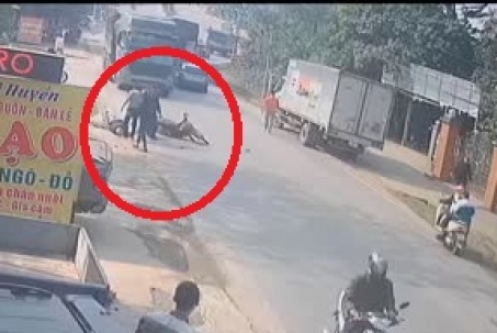 Clip: Tông trúng nữ tài xế chạy xe máy như tự sát, 1 người nằm gục tại chỗ