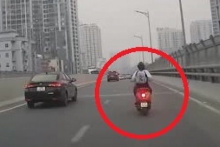 Clip: Nữ tài xế đi xe máy vespa làm điều liều lĩnh trên đường Hà Nội