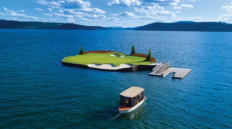 The Watery One – Lỗ thứ 14, Coeur D’Alene Resort, Idaho, Mỹ: Những người hâm mộ golf thường coi hố thứ 17 tại Sawgrass là hố "đảo" khó nhất trong trò chơi. Họ đã sai bởi nếu muốn có một hố đảo thích hợp thì không đâu khác ngoài hố thứ 14 tại khu nghỉ dưỡng Couer D'Alene và sân golf của Idaho, nơi bạn&nbsp;phải lên một chiếc thuyền chạy bằng điện để đến được bãi cỏ nổi.
