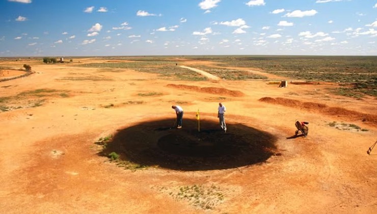 The Very Long One, Úc: Không giống một sân golf&nbsp;mà giống một chuyến đi đường bộ, Nullarbor Links là một cuộc phiêu lưu trải dài trên quãng đường đáng kinh ngạc, tới&nbsp;1.365km với khoảng cách trung bình giữa các hố là 65km, thậm chí có hai hố cách nhau gần 200km.
