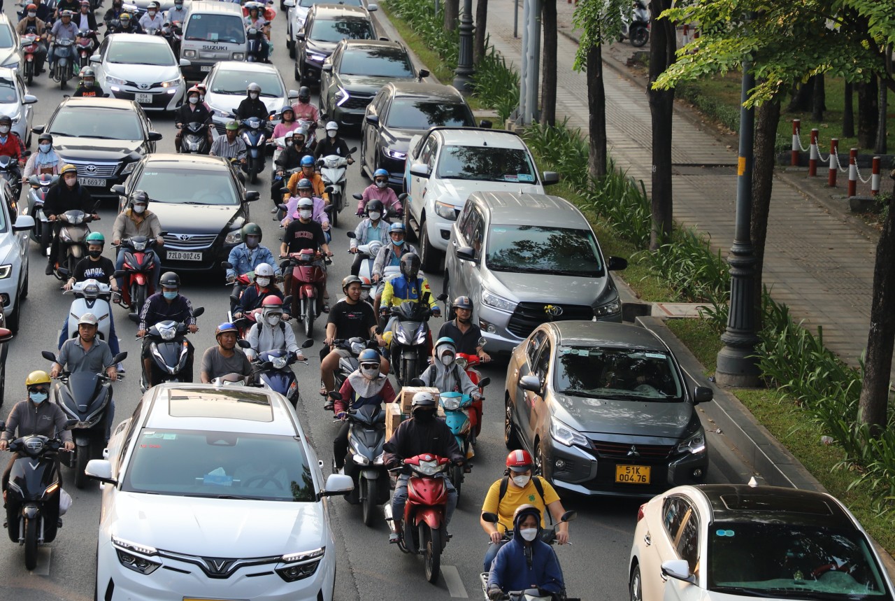 Ngày cuối năm, nhiều người đổ ra đường nhiều hơn nên nhiều tuyến đường bị kẹt xe kéo dài.