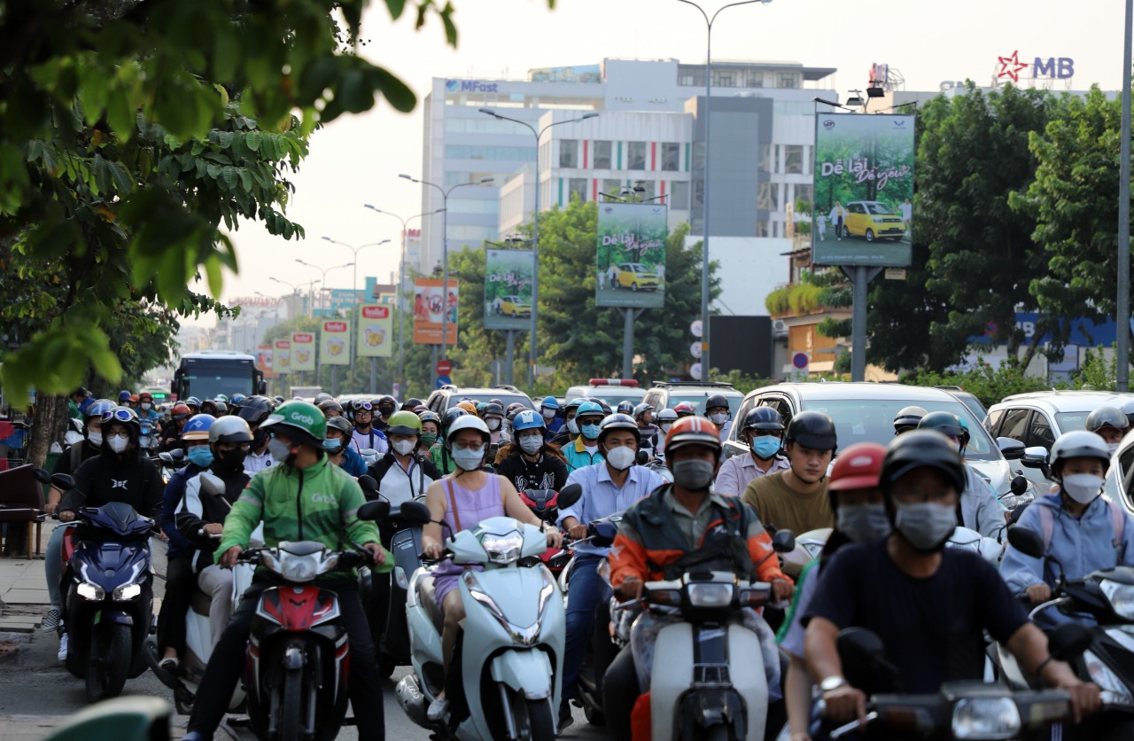 Nhiều xe máy phải đi trên vỉa hè để tìm cách thoát khỏi tình trạng ùn tắc kéo dài trên đường Cộng Hoà