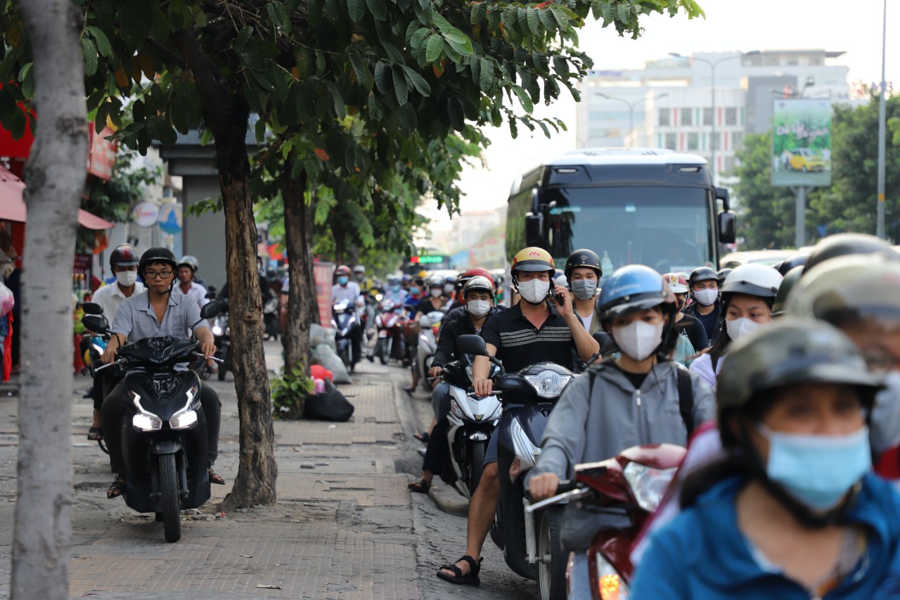 Trong khi đó, trái ngược với hình ảnh “dễ thở” trong sân bay, bên ngoài lại kẹt xe khủng khiếp, các tuyến đường quanh sân bay đều ùn tắc kéo dài.