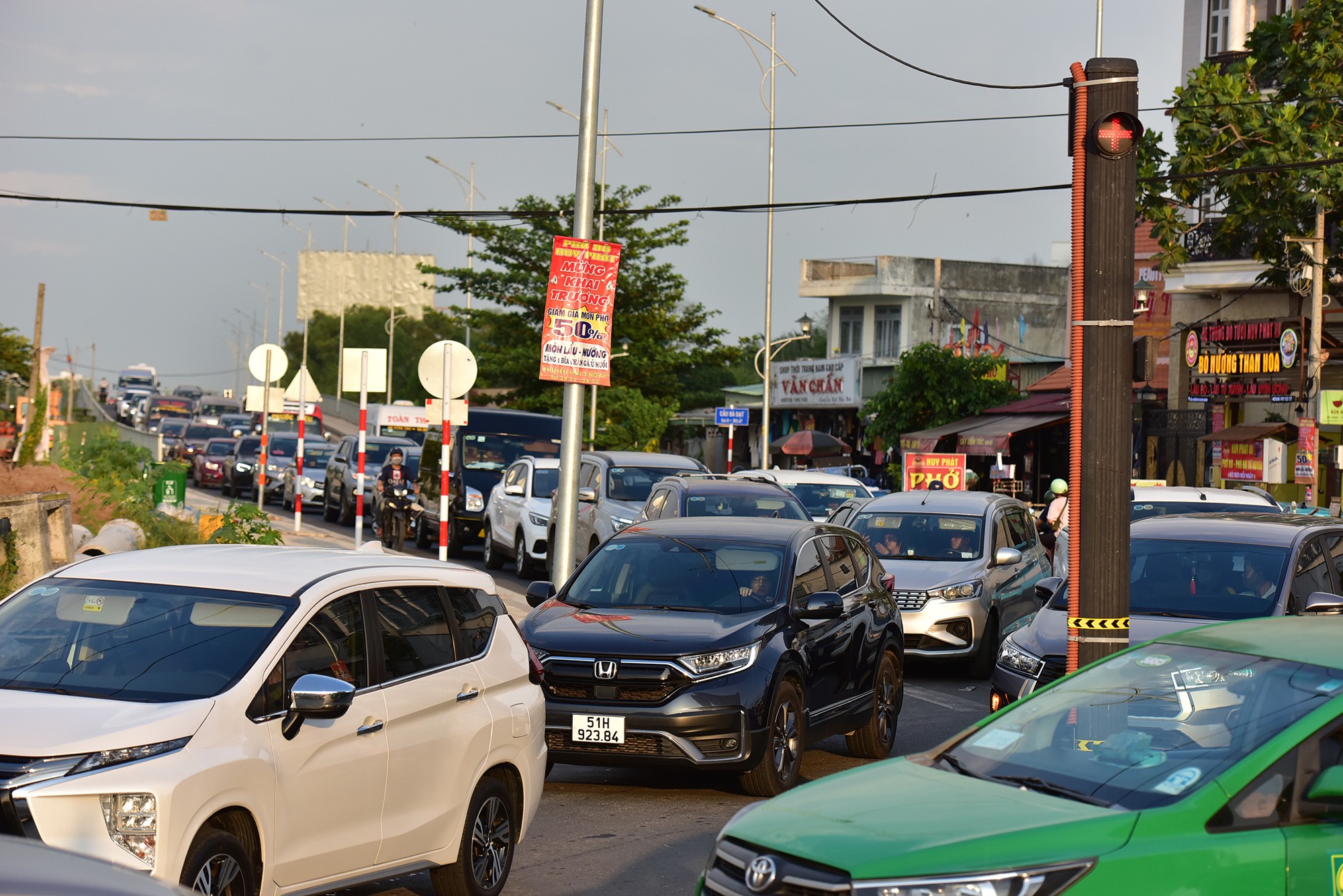 Các phương tiện đi vào cao tốc để&nbsp;hướng về đường nút giao Vành đai 2 cũng bị dồn lại sau khi thoát khỏi nút giao thông này. Trong khi đó, ô tô đi vào đường song hành cao tốc về trung tâm thành phố cũng bị chôn chân tại đây.