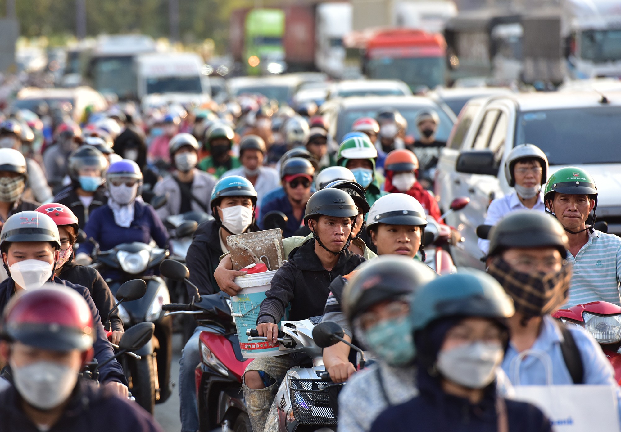 Vào giờ cao điểm, lưu lượng xe cộ di chuyển qua nút giao ngày càng đông, giao thông nhiều khu vực giao cắt trở nên hỗn loạn hơn.