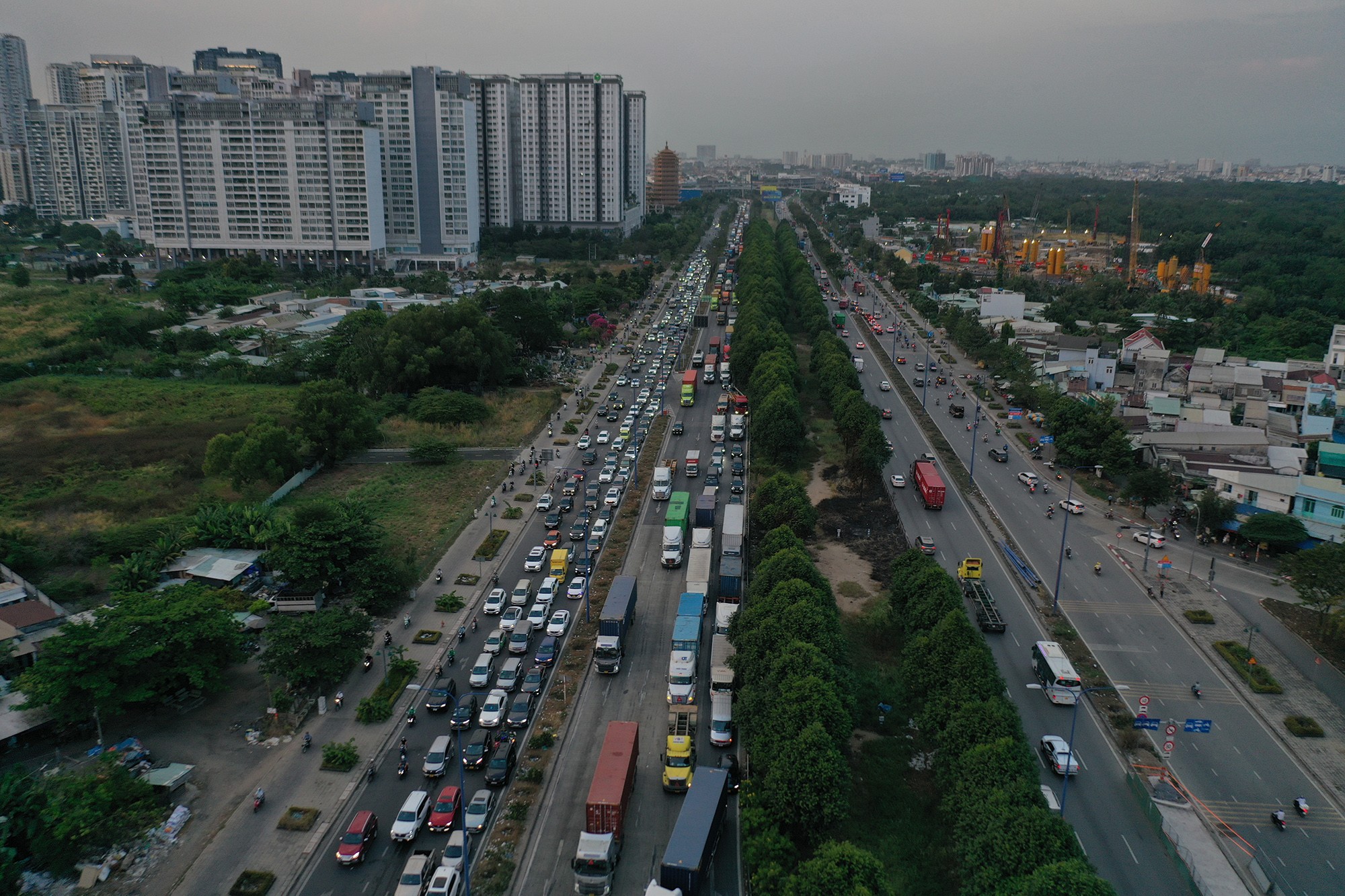 Đến 18h, giao thông khu vực này bị ùn tắc nặng hơn, kéo dài trên nhiều tuyến đường.