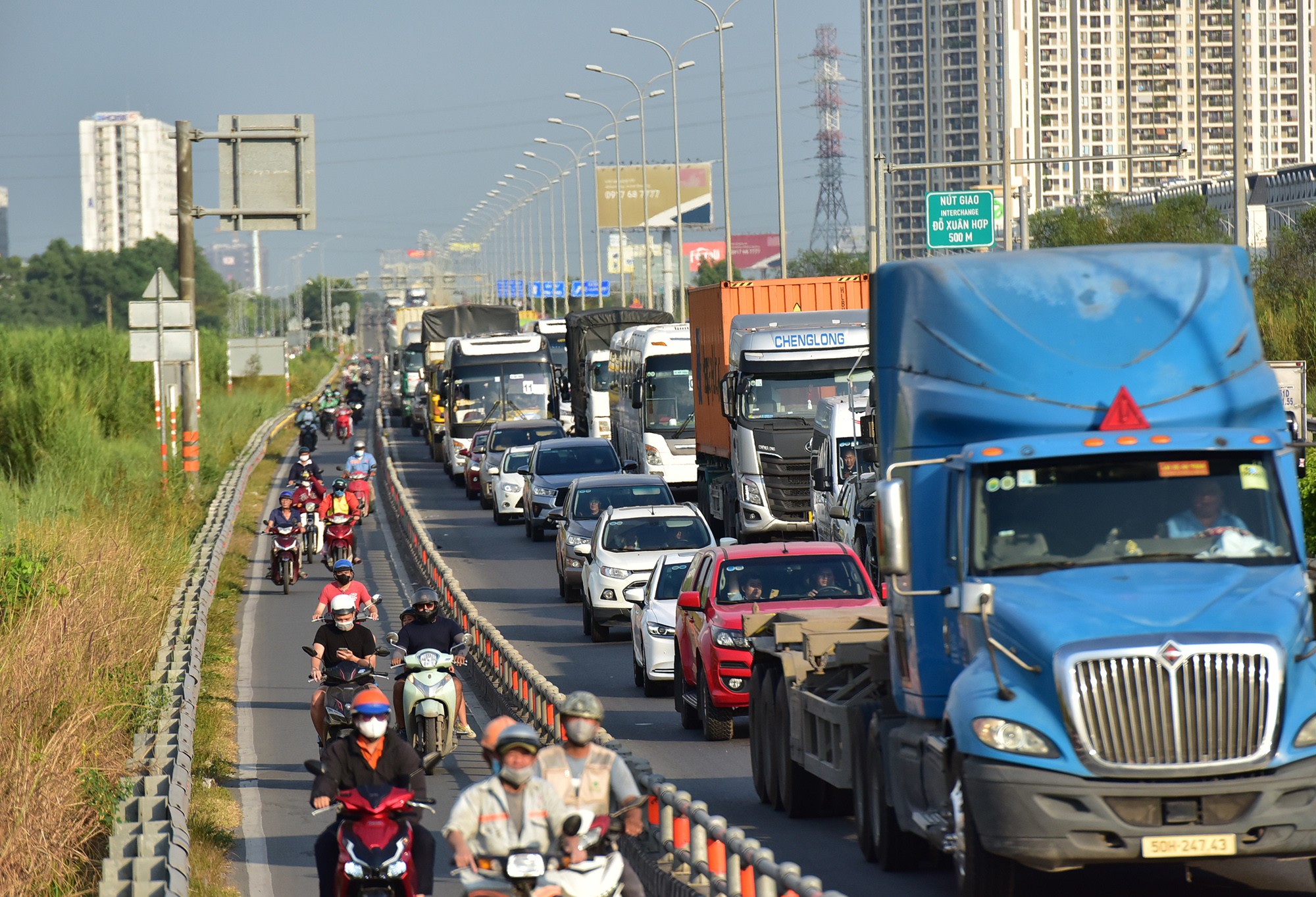 Trưa cùng ngày, cao tốc TP.HCM – Long Thành – Dầu Giây hướng đi Đồng Nai, vào nút giao An Phú cũng bị ùn ứ kéo dài do sự cố tai nạn, cộng với lượng xe tăng cao do người dân nghỉ lễ sớm.