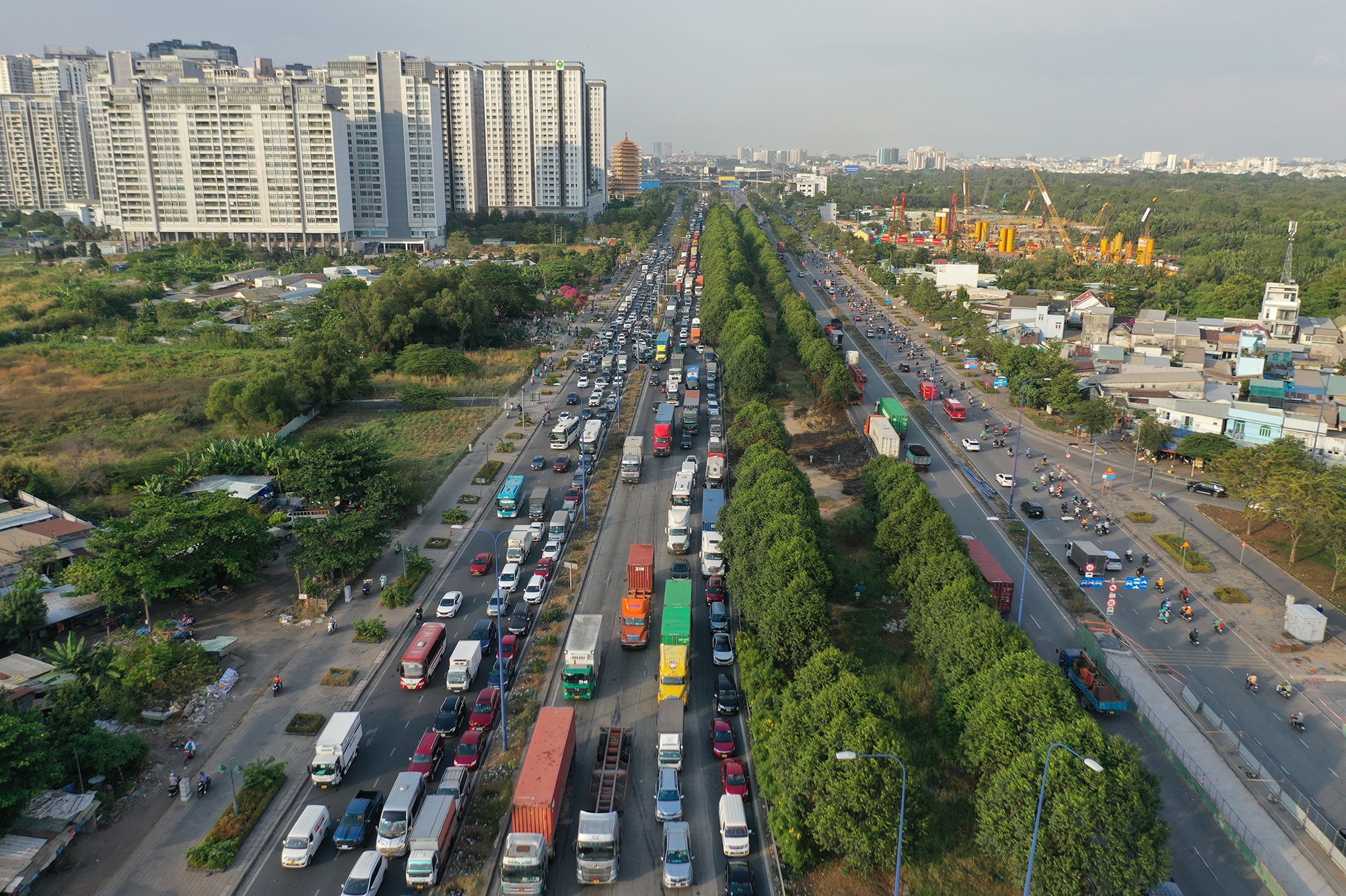 Thời điểm ngày cuối năm, ngoài người dân đi chơi lễ sớm, các công ty cũng vận chuyển hàng hoá qua lại các cảng, kho… trước khi nghỉ Tết dương lịch đi qua nút giao An Phú khiến khu vực này bị ùn tắc hơn. Trên đường Mai Chí Thọ, dòng xe container phải xếp hàng dài ở cả hai hướng của nút giao.