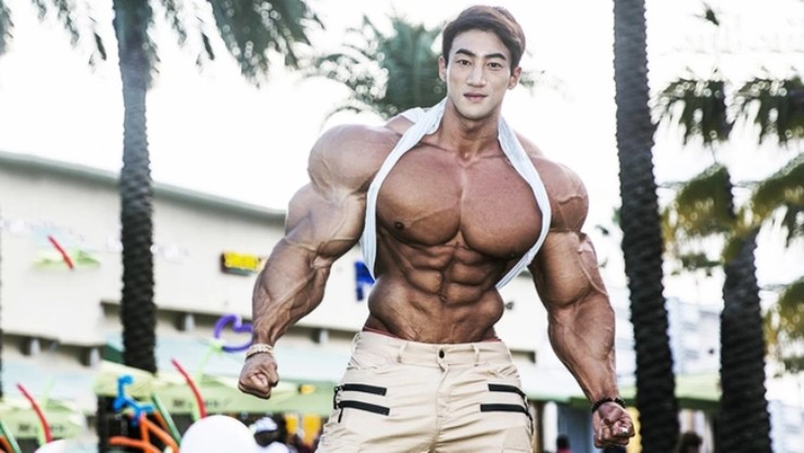 Lực sĩ nổi tiếng nhất Hàn Quốc Hwang Chul Soon và bức ảnh được photoshop