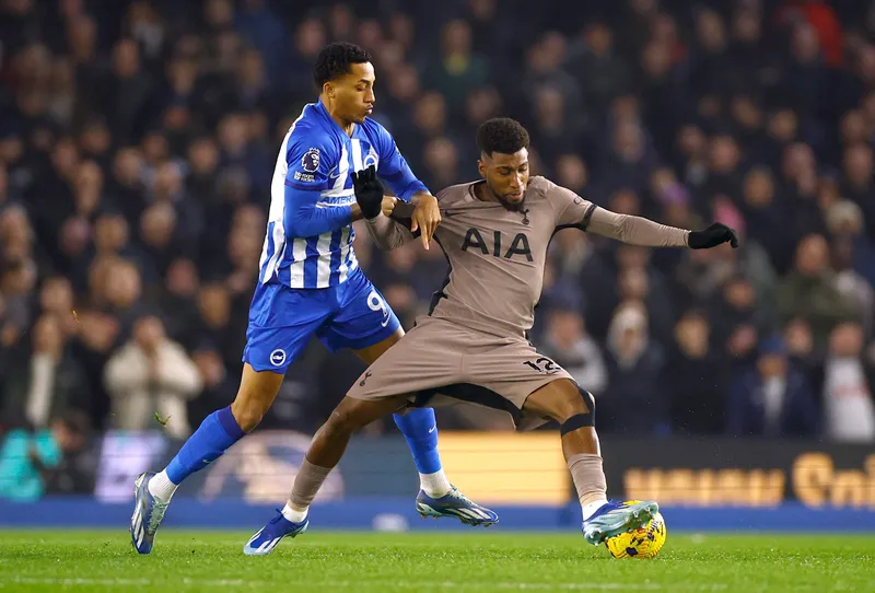 Tottenham (áo xám) yếu thế hơn so với Brighton