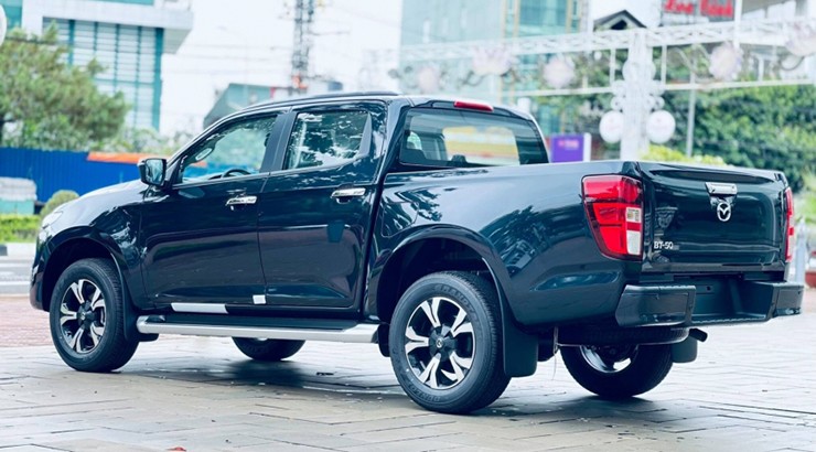 Đại lý chào bán Mazda BT-50 với giá rẻ ngang Toyota Vios - 2