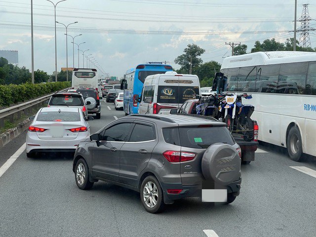 Cao tốc TP HCM - Long Thành - Dầu Giây&nbsp;ùn tắc trong ngày đầu nghỉ lễ. Ảnh: Báo Người lao động.