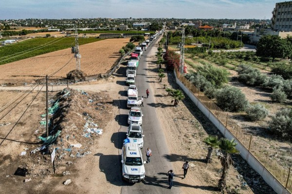 Một đoàn xe cứu trợ của LHQ ở Dải Gaza, được gắn phù hiệu của LHQ. Ảnh: GettyImages