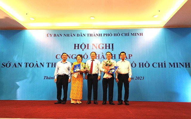 Lãnh đạo TP HCM trao quyết định và tặng hoa chúc mừng giám đốc và phó giám đốc Sở An toàn thực phẩm TP HCM