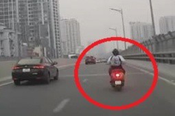 Clip: Nữ tài xế đi xe máy vespa làm điều liều lĩnh trên đường Hà Nội