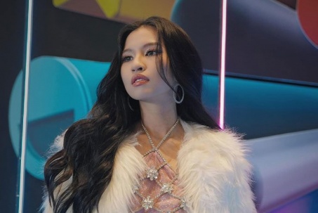 Hotgirl sáng tác hit "Người Ấy Là Ai" đổi nghệ danh, hát bolero