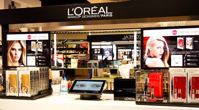 L&#39;Oreal là tập đoàn mỹ phẩm lớn nhất thế giới, sở hữu các thương hiệu nổi tiếng như Lancome và Maybelline, với doanh thu 38 tỷ euro (42 tỷ USD) trong năm 2022.
