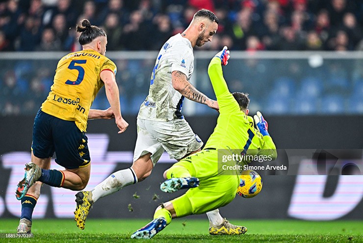 Arnautovic (áo trắng) ghi bàn cho Inter