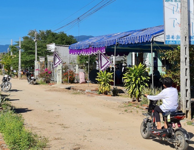 Gia đình lo hậu sự cho anh Cường. Ảnh: Đ.K