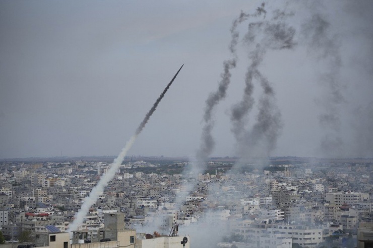 Hamas phóng rocket từ Dải Gaza về Israel hôm 7-10. Ảnh: AP