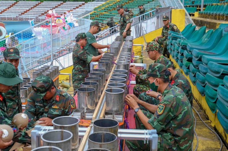 Trung tá Vũ Đức Bình - Trưởng Ban Tác huấn, Phòng Tham mưu, Bộ CHQS thành phố Cần Thơ cho biết, pháo hoa được trình diễn trong khoảng thời gian 15 phút.