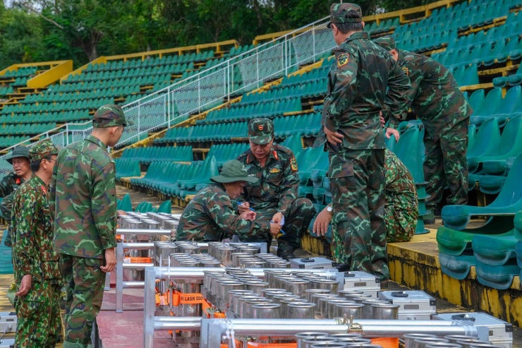 “Đây là dịp lễ đặc biệt đối với Đảng bộ, chính quyền, quân và dân Cần Thơ. Để đảm bảo phục vụ tốt cho màn trình diễn, ngay khi nhận được kế hoạch, Bộ CHQS thành phố đã chỉ đạo cơ quan chuyên môn làm tốt công tác chuẩn bị từ khâu xây dựng trận địa đến công tác bảo đảm an toàn bắn. Ngay từ sáng sớm, đơn vị chuyên môn đã gấp rút thực hiện các công đoạn, dự kiến 18 giờ sẽ hoàn thành công tác chuẩn bị”, trung tá Bình cho hay.