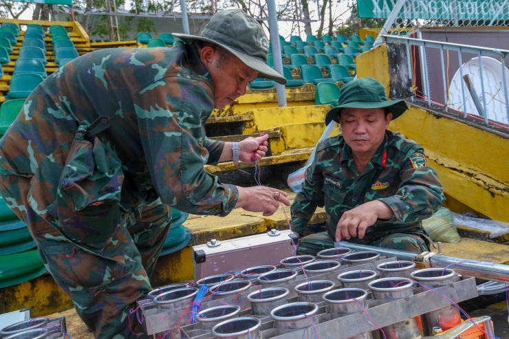 Cần Thơ: Trận địa pháo hoa tầm cao trước giờ khai hỏa - 4