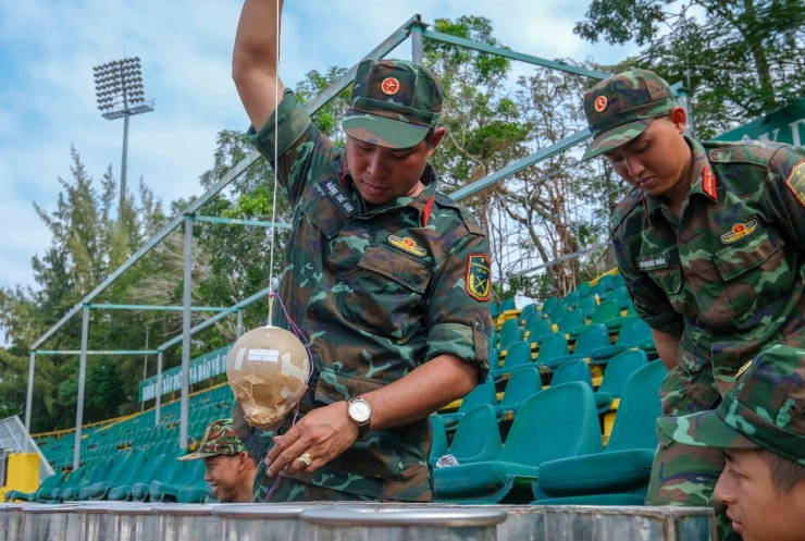 Cần Thơ: Trận địa pháo hoa tầm cao trước giờ khai hỏa - 10