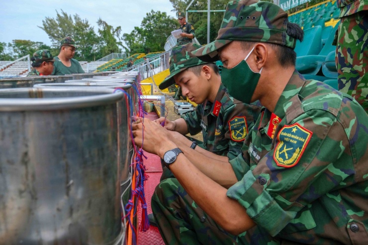 Màn trình diễn sẽ bắn 1.000 quả pháo hoa với nhiều chủng loại, màu sắc khác nhau như hoa cúc vàng, tím, trắng; hoa dã quỳ; pháo hoa hình con cá, ngôi sao, trái tim, mưa bạc...