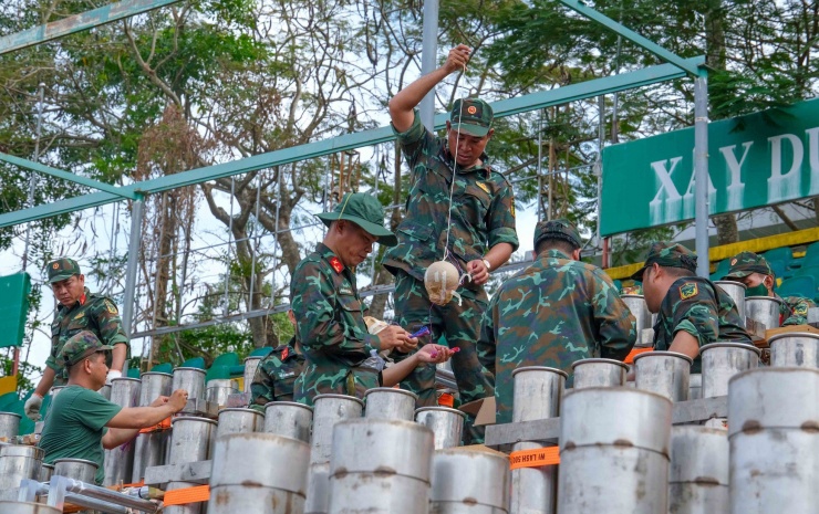 Cần Thơ: Trận địa pháo hoa tầm cao trước giờ khai hỏa - 8