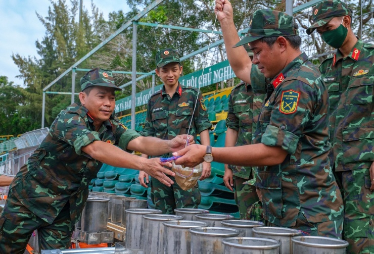 Lễ kỷ niệm 20 năm thành lập thành phố Cần Thơ trực thuộc T.Ư sẽ bắt đầu lúc 18h30 với màn diễu hành xe hoa. Phần lễ chính và đón nhận Huân chương Lao động hạng Nhất của Chủ tịch nước tặng thành phố Cần Thơ diễn ra lúc 19h.