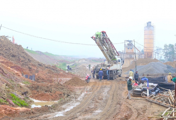 Tại công trình cầu Hưng Đức (huyện Hưng Nguyên, tỉnh Nghệ An), dù là ngày cuối cùng của năm 2023 nhưng trên công trường vẫn rộn ràng tiếng máy móc hoạt động, tiếng công nhân làm việc, trao đổi.