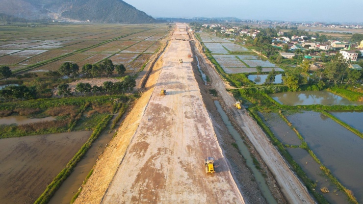 Tương tự như công ty Hòa Hiệp, các nhà thầu khác thi công cao tốc đoạn Diễn Châu - Bãi Vọt cũng đều bố trí 100% quân số để thi công công trình xuyên dịp Tết Dương lịch 2024.