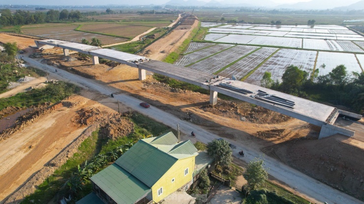 Công nhân làm xuyên Tết trên đại công trường cao tốc Bắc - Nam - 15